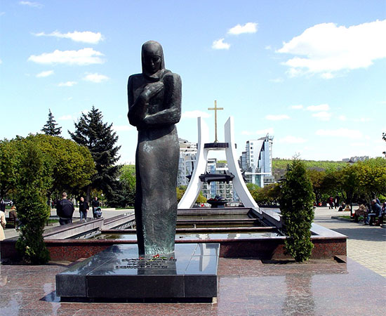 Мемориального комплекса  «Сынам  Отечества - Священная Память», «Скорбящая мать»
